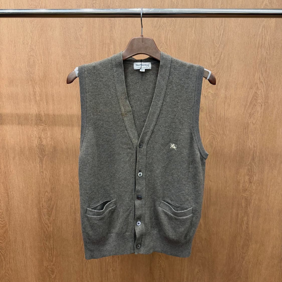 버버리 딥 브이넥 니트 베스트 버튼 업 나이트 로고 자수 디테일 브라운 상품이미지2