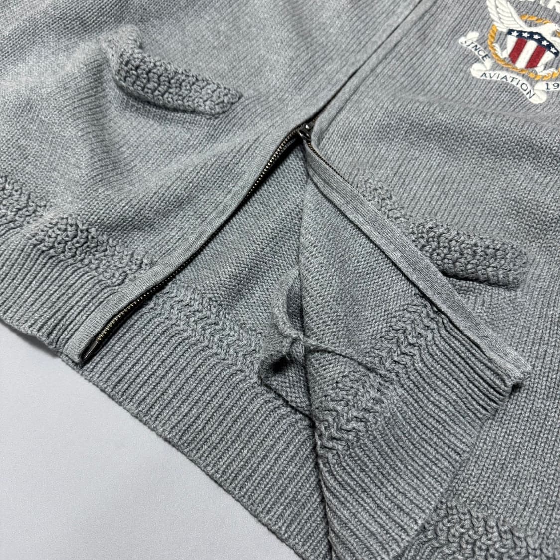 아비렉스(AVIREX) 멜란지 양면 자수 패치 코튼 드라이버 니트 집 상품이미지5