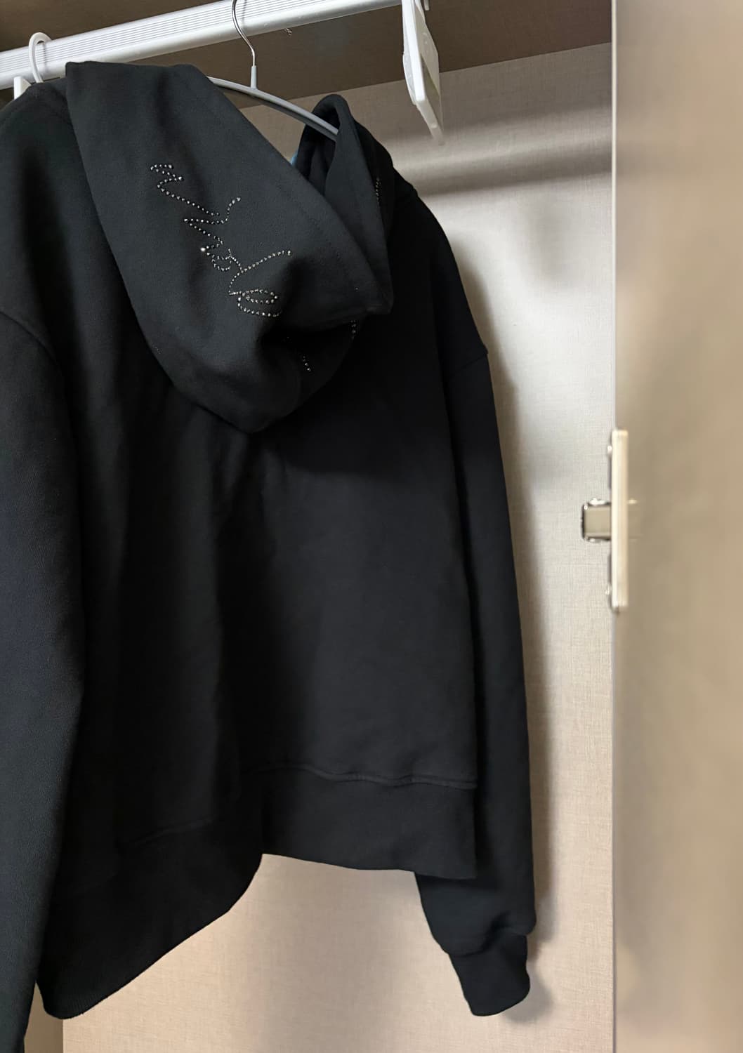 홀페이퍼 기모 안김의 블랙 후드집업 큐빅 상품이미지3