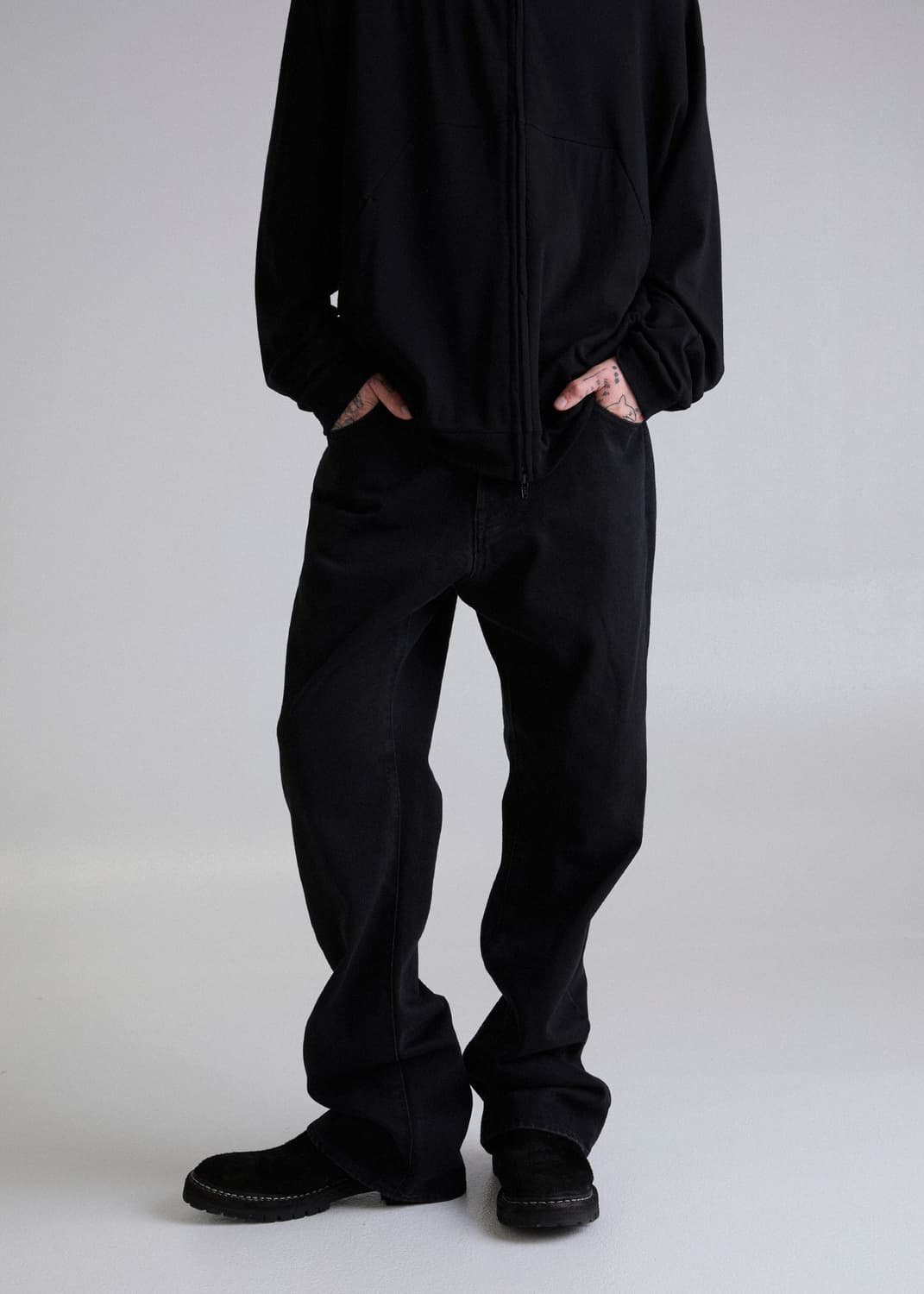 이니어 252 RELAXED FLARE DENIM JEANS BLACK 상품이미지4