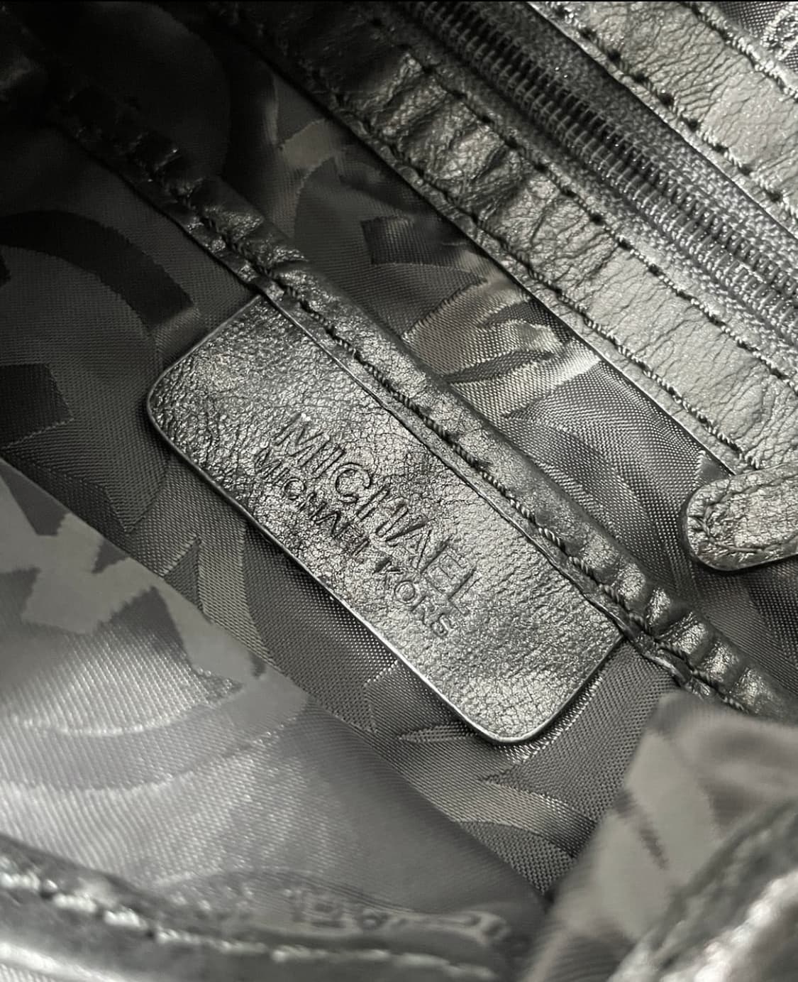 미이클코어스 로고참 스터드백 상품이미지4