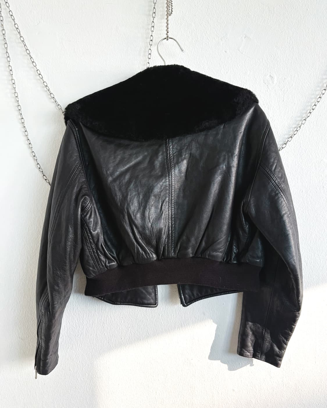 unknown uk asymmetric 퍼 칼라 크롭 레더 봄버 상품이미지5