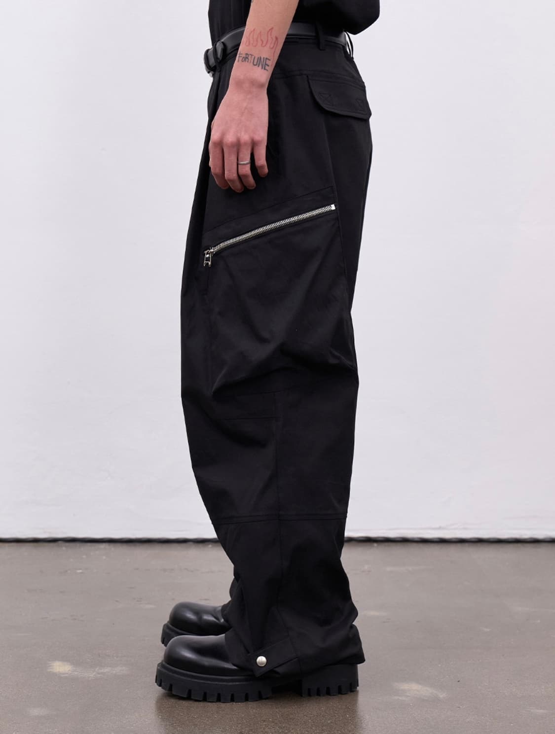 이에이 IEY ANGLE CARGO PANTS 블랙 상품이미지6