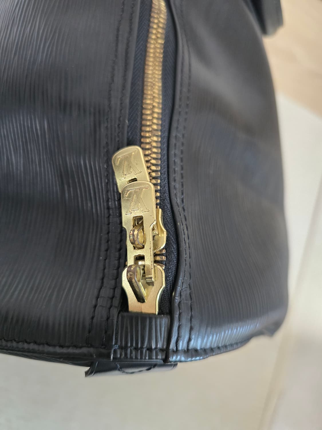 루이비통 에삐 키폴 블랙 보스턴백 60 상품이미지5