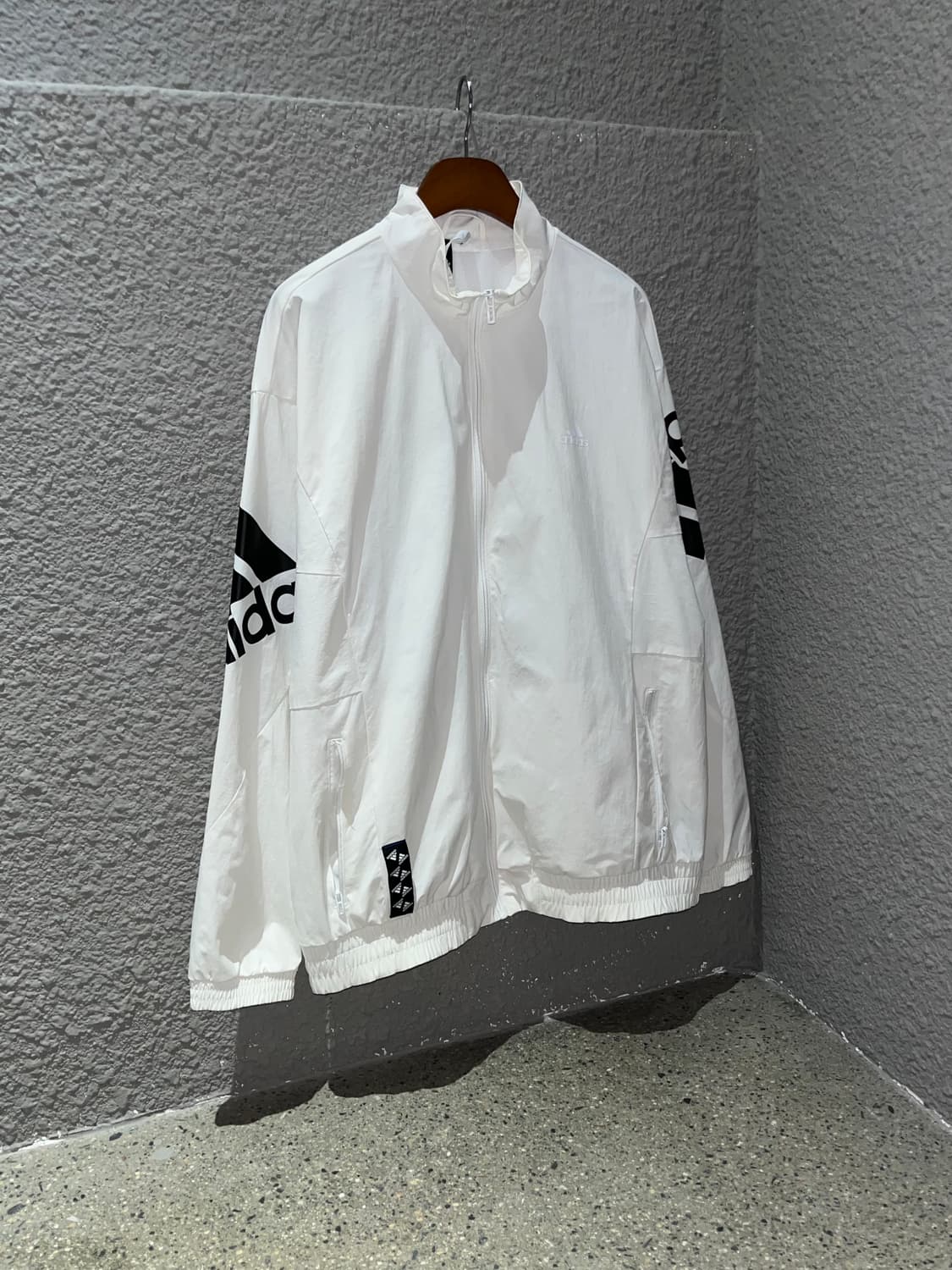 아디다스 암 로고 바람막이 상품이미지1