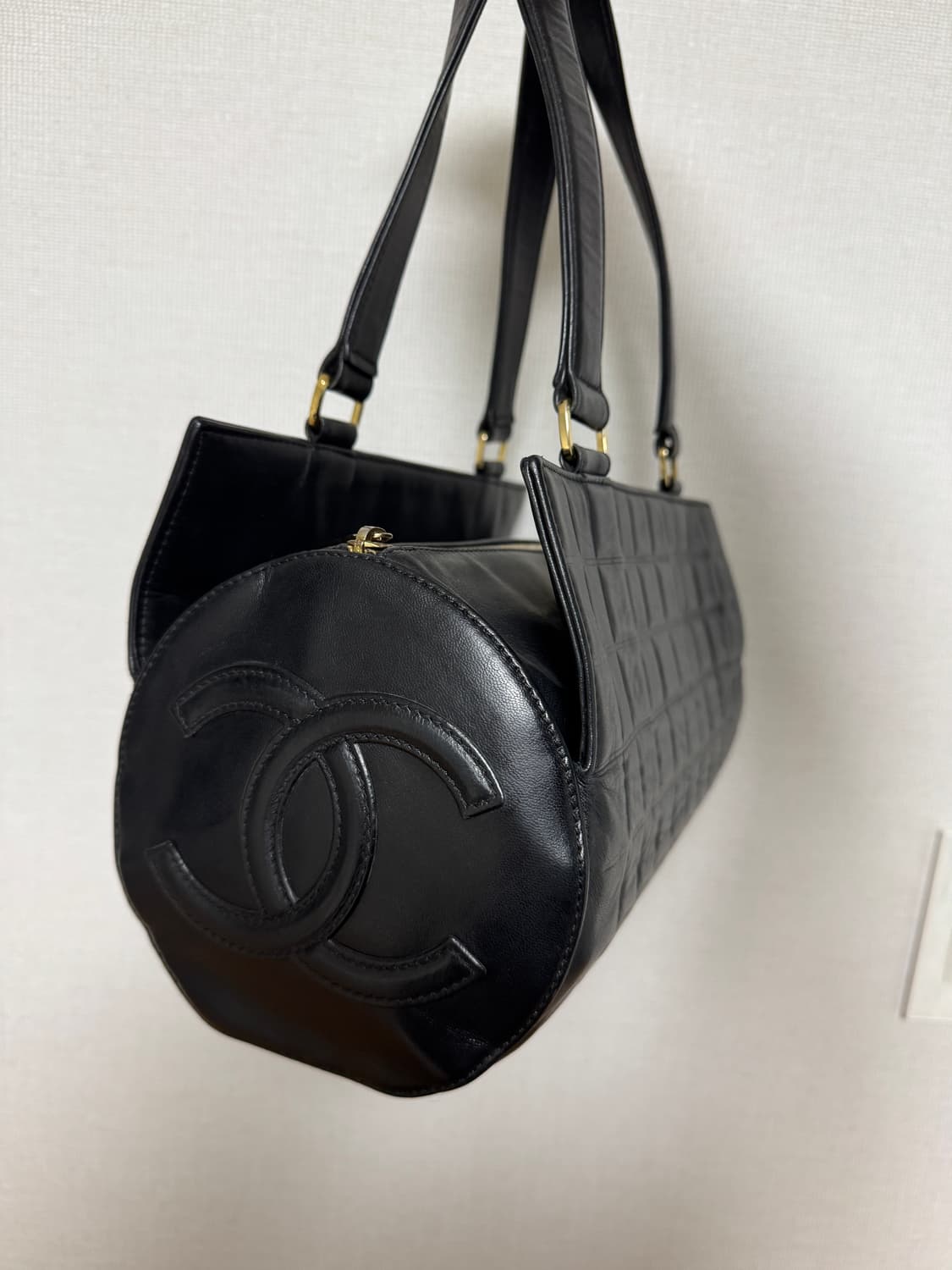 샤넬 CC로고 초코바 원통 토트백 상품이미지3