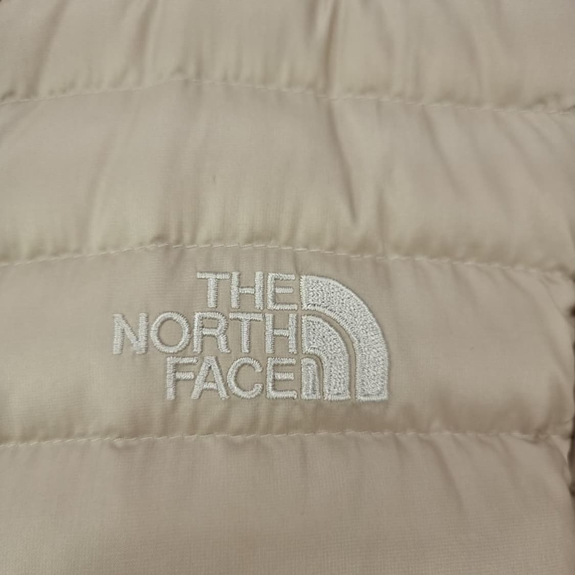 [노스페이스] 로고 자수 슬림핏 구스다운 경량 패딩 M19524 상품이미지6