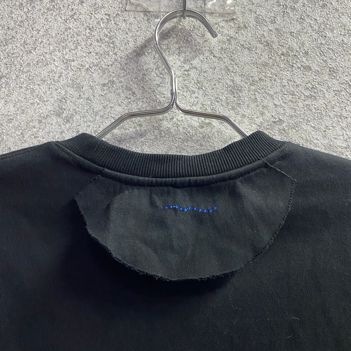 아더에러 스몰로고 컷오프 블랙 맨투맨 B3821 상품이미지6