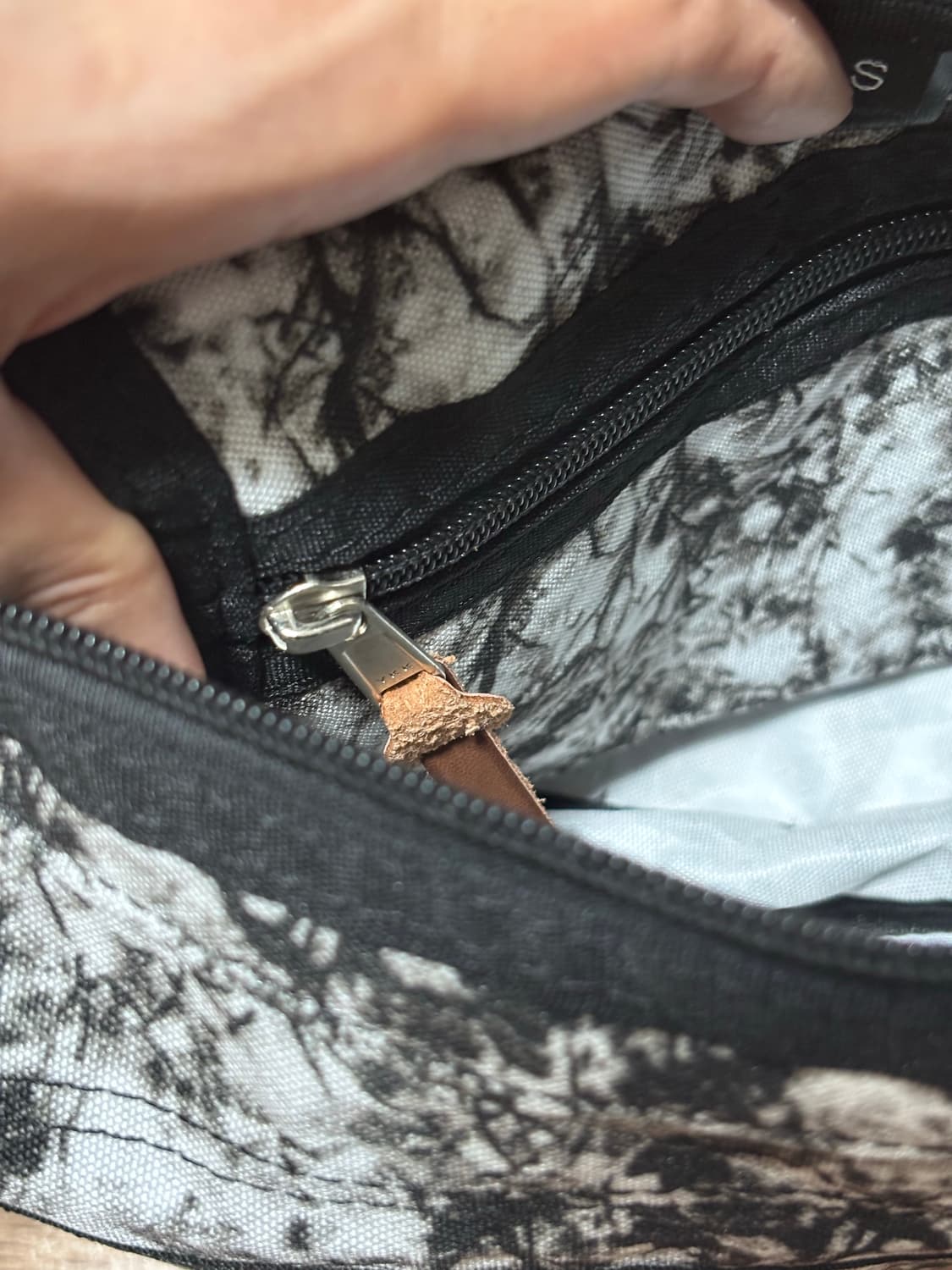 그레고리 반달 백 블랙 화이트 패턴 상품이미지6