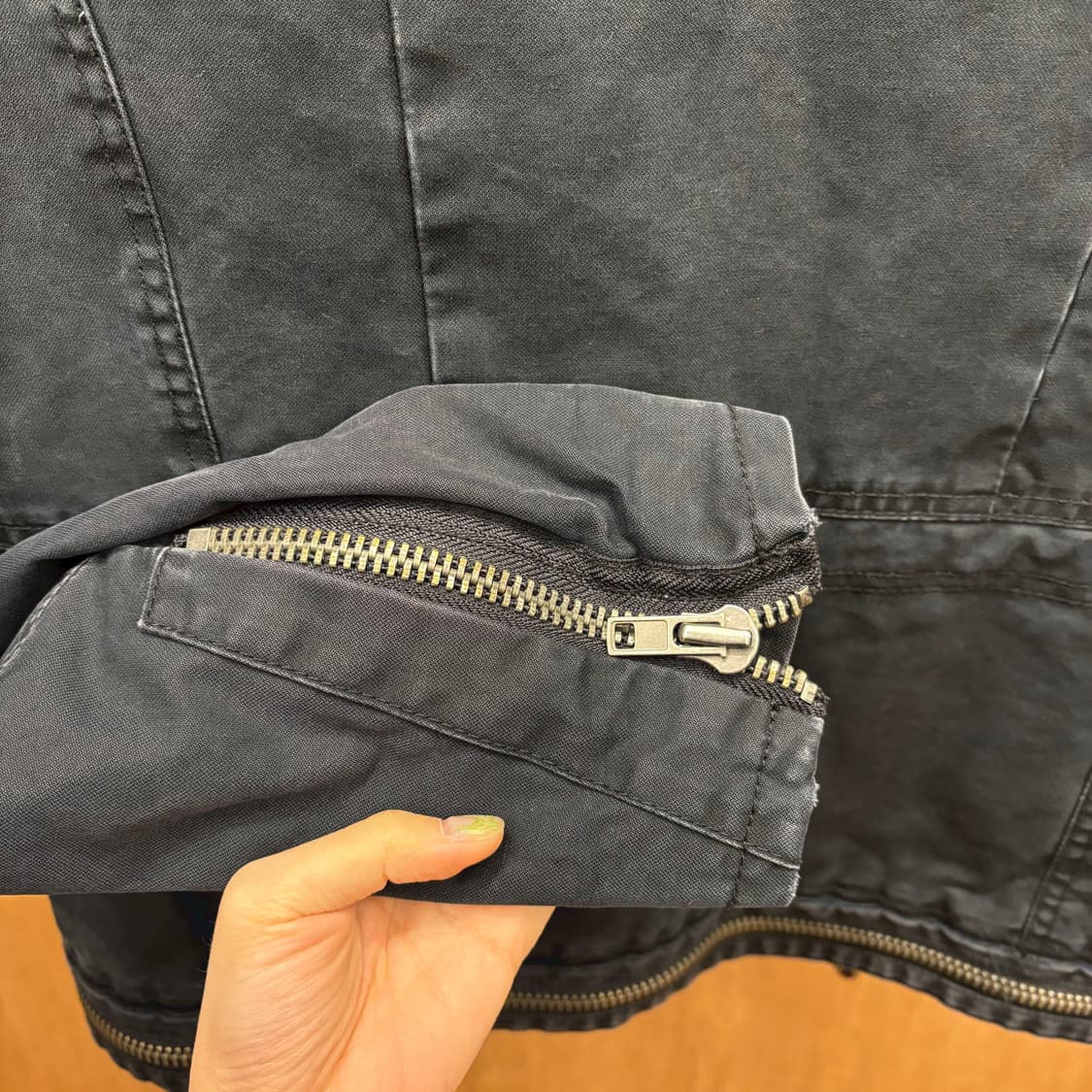 쟈딕 앤 볼테르 하이넥 자켓 플리스 안감 밑단 지퍼 디테일 블랙 상품이미지7