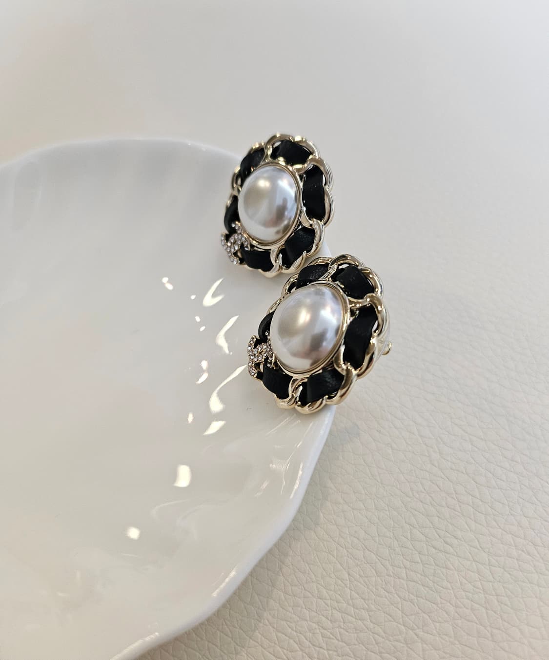 샤넬 가죽체인장식 진주 CC로고 귀걸이 업사이클링 상품이미지3