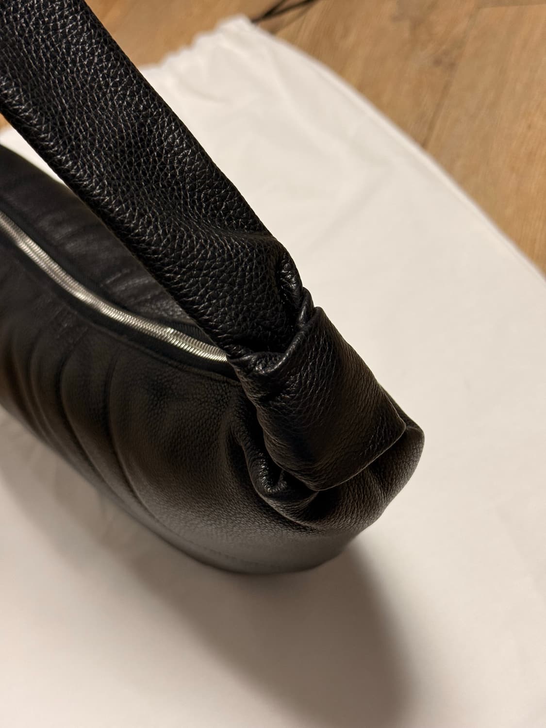 르메르 범백 크루아상 블랙 미디엄 그레인 가죽 상품이미지4