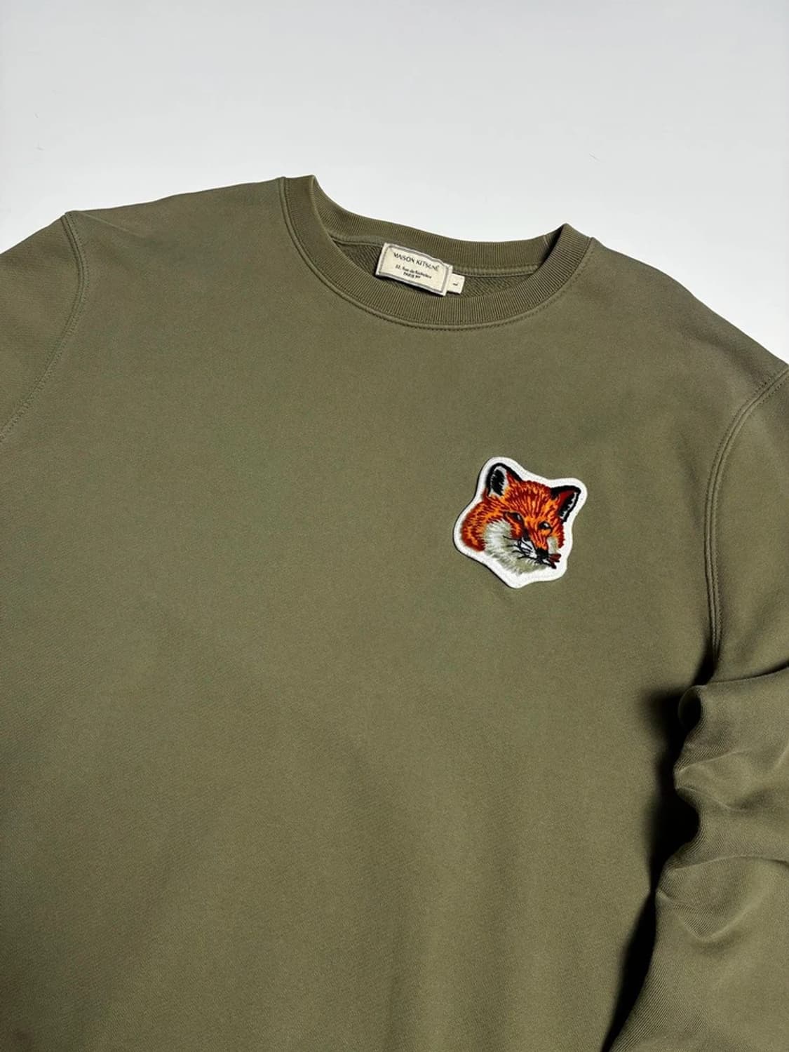 메종키츠네 Maison Kitsune 카키벨벳 폭스헤드 맨투맨 R1276 상품이미지2