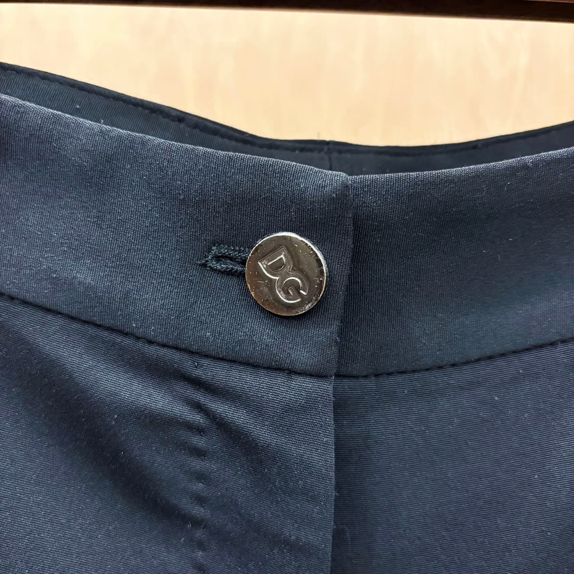 돌체앤가바나 슬림핏 슬랙스 팬츠 클래식 로고 각인 버튼 포켓 디테일 블랙 상품이미지6