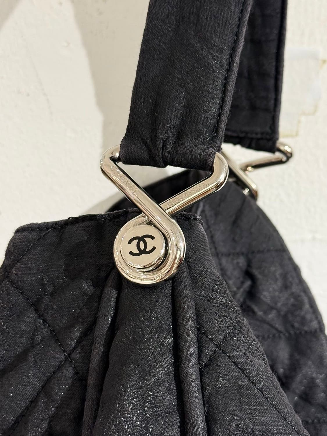 샤넬 블랙 퀼팅 패브릭 라지 호보 숄더백 상품이미지7