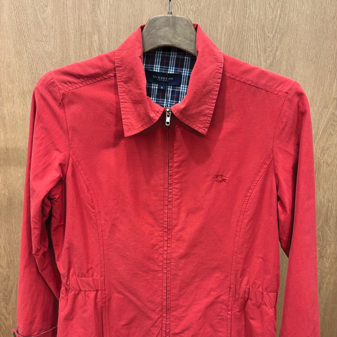 버버리 런던 코튼 카라 자켓 로고 자수 사이드 밴딩 디테일 레귤러핏 레드 상품이미지4