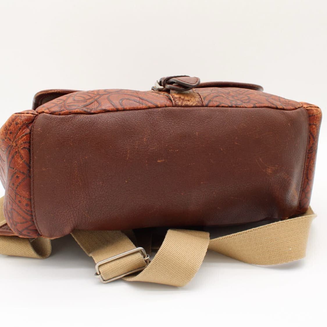 비비안 웨스트우드 로고 패턴 엠보싱 가죽 백팩 상품이미지5