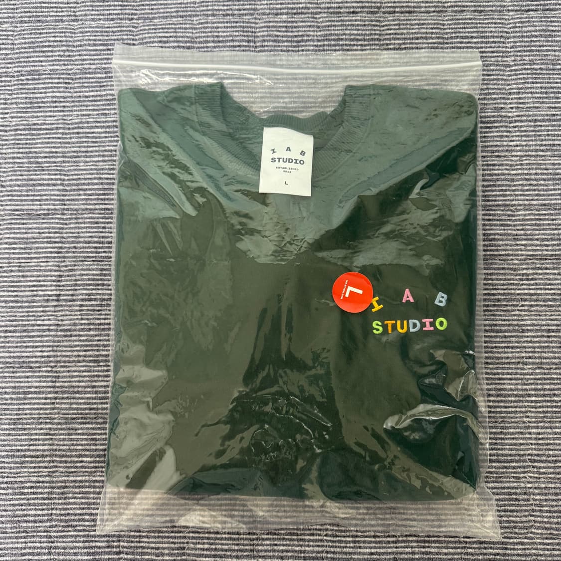 IAB 스튜디오 맨투맨 그린 상품이미지1