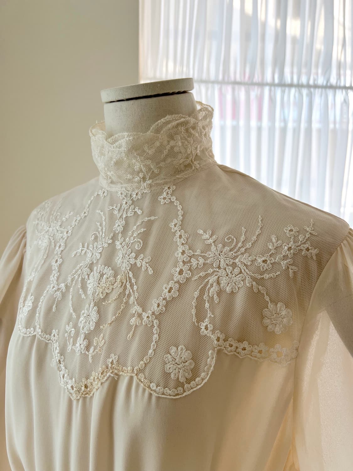 엔틱 레이스 하이넥 벌룬 맥시 드레스 상품이미지3