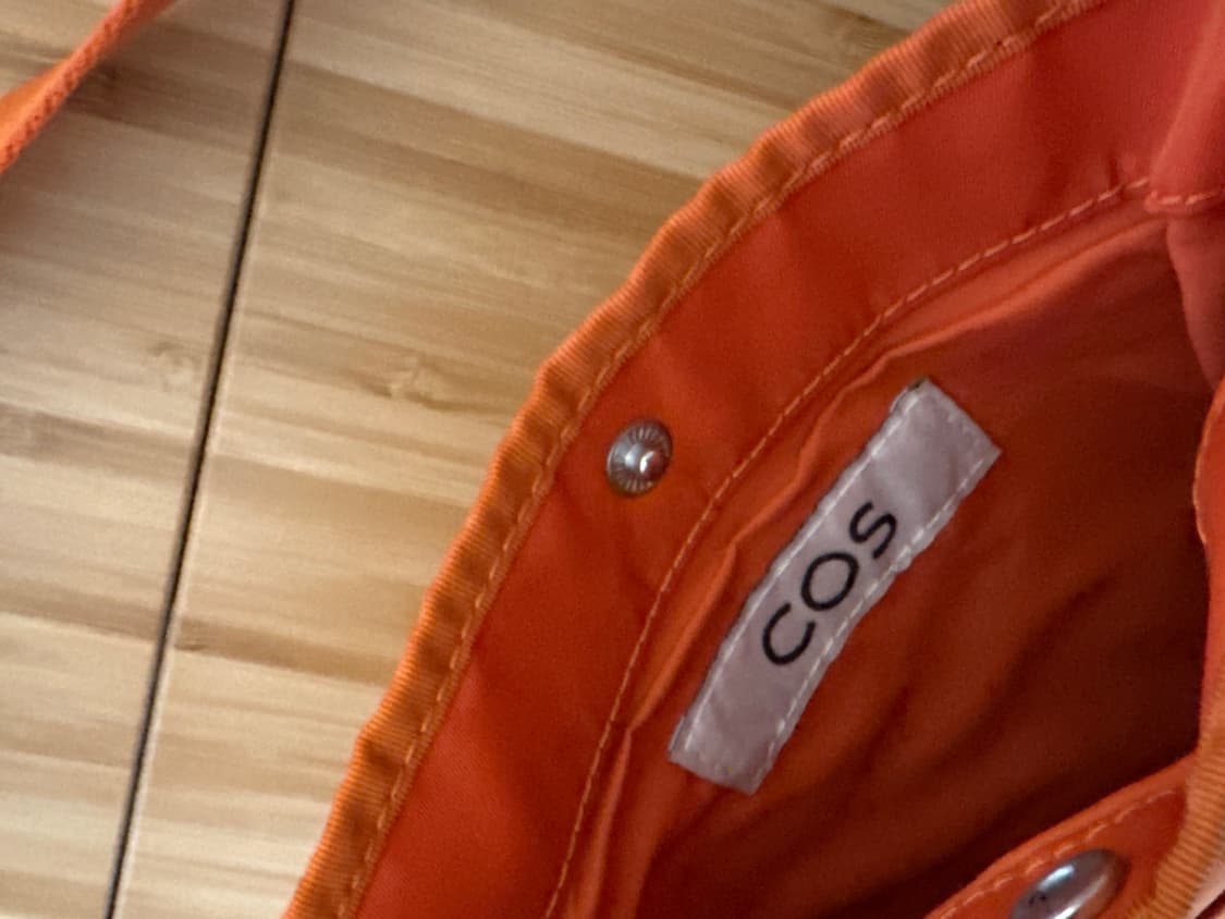 COS 오렌지색 크로스백 상품이미지4