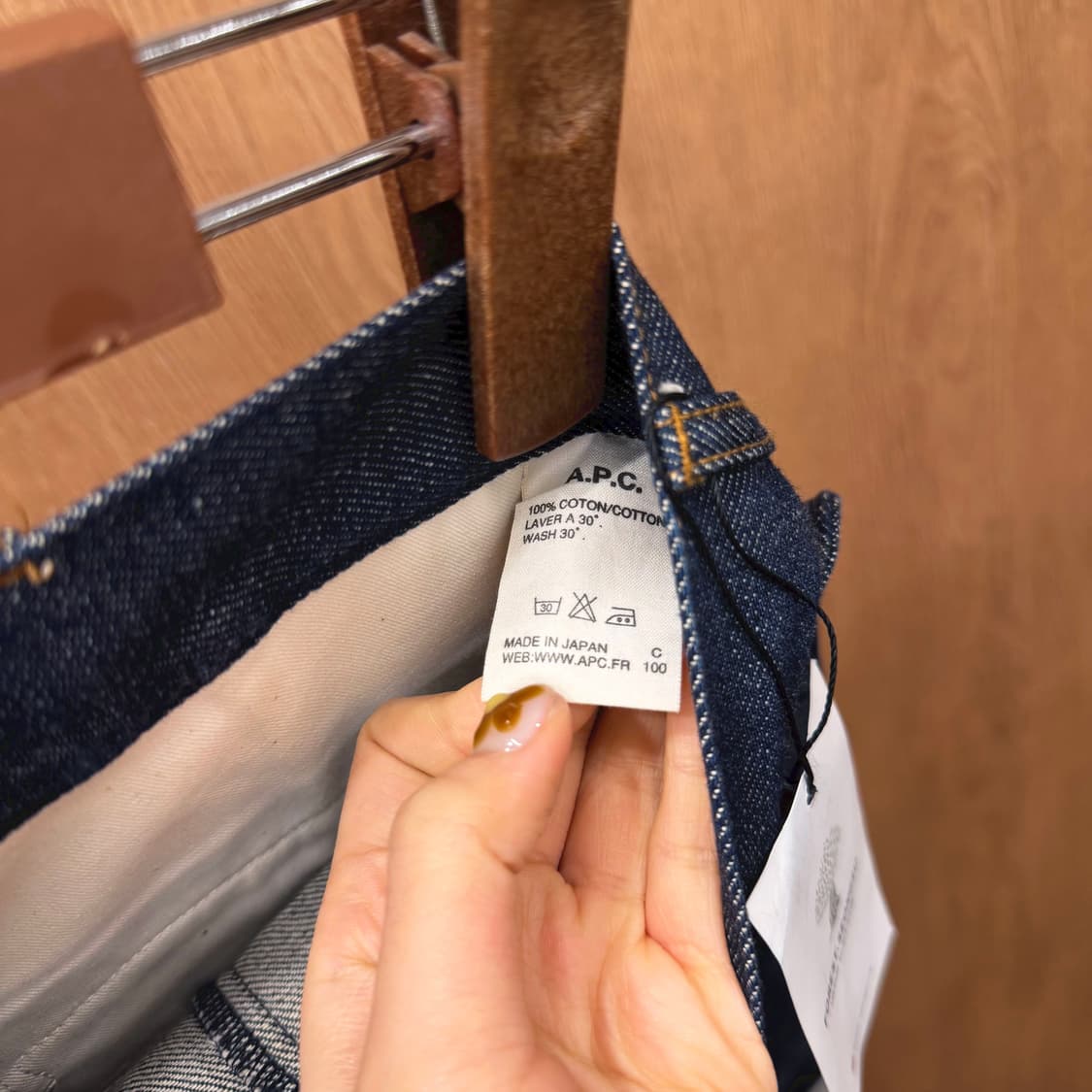 아페쎄 코튼 데님 하프 팬츠 턴업 사이드 버튼 디테일 레귤러핏 인디고 상품이미지7