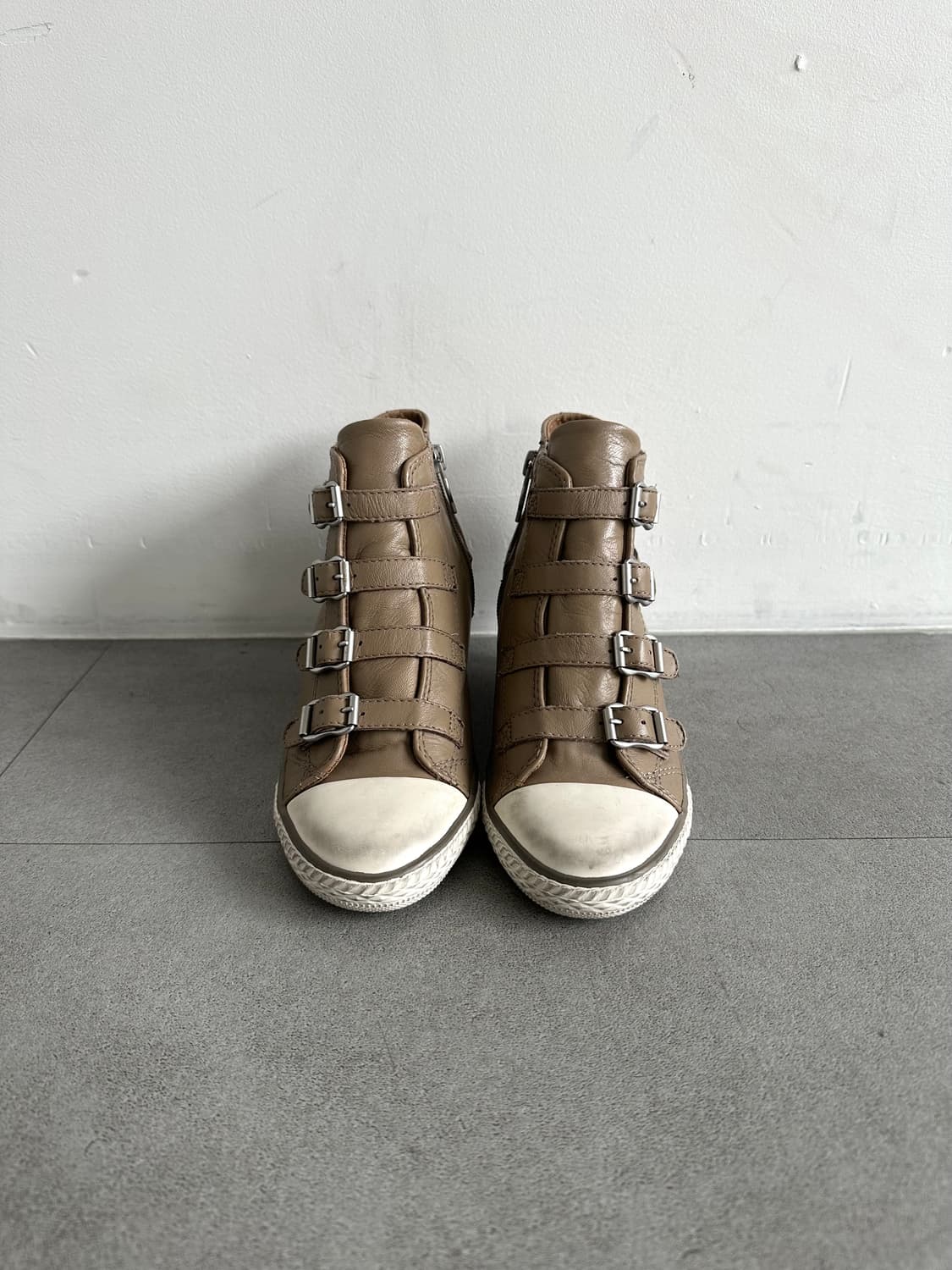 Ash 베이지 버클 레더 웨지 스니커즈 상품이미지2