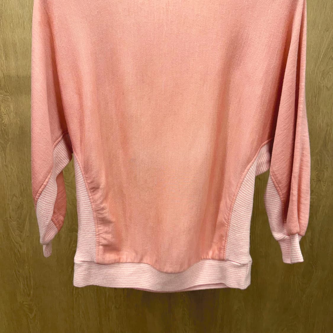 꾸레쥬 라운드넥 니트 스트라이프 배색 패널 디테일 루즈핏 핑크 상품이미지5