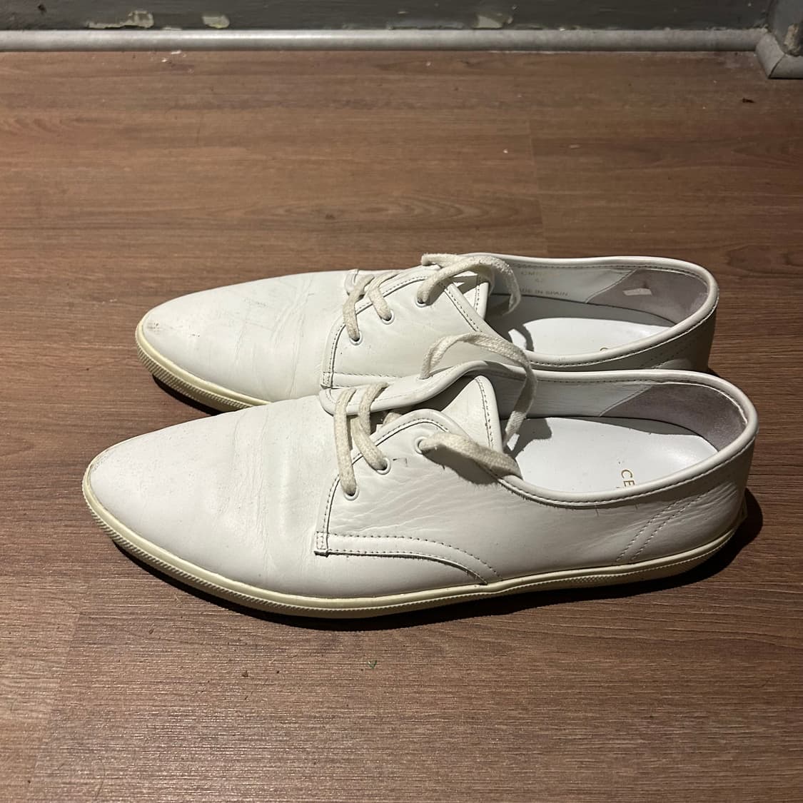 셀린느 옴므 포인티드 토 레이스업 스니커 즈 (화이트 카프스킨) 상품이미지2