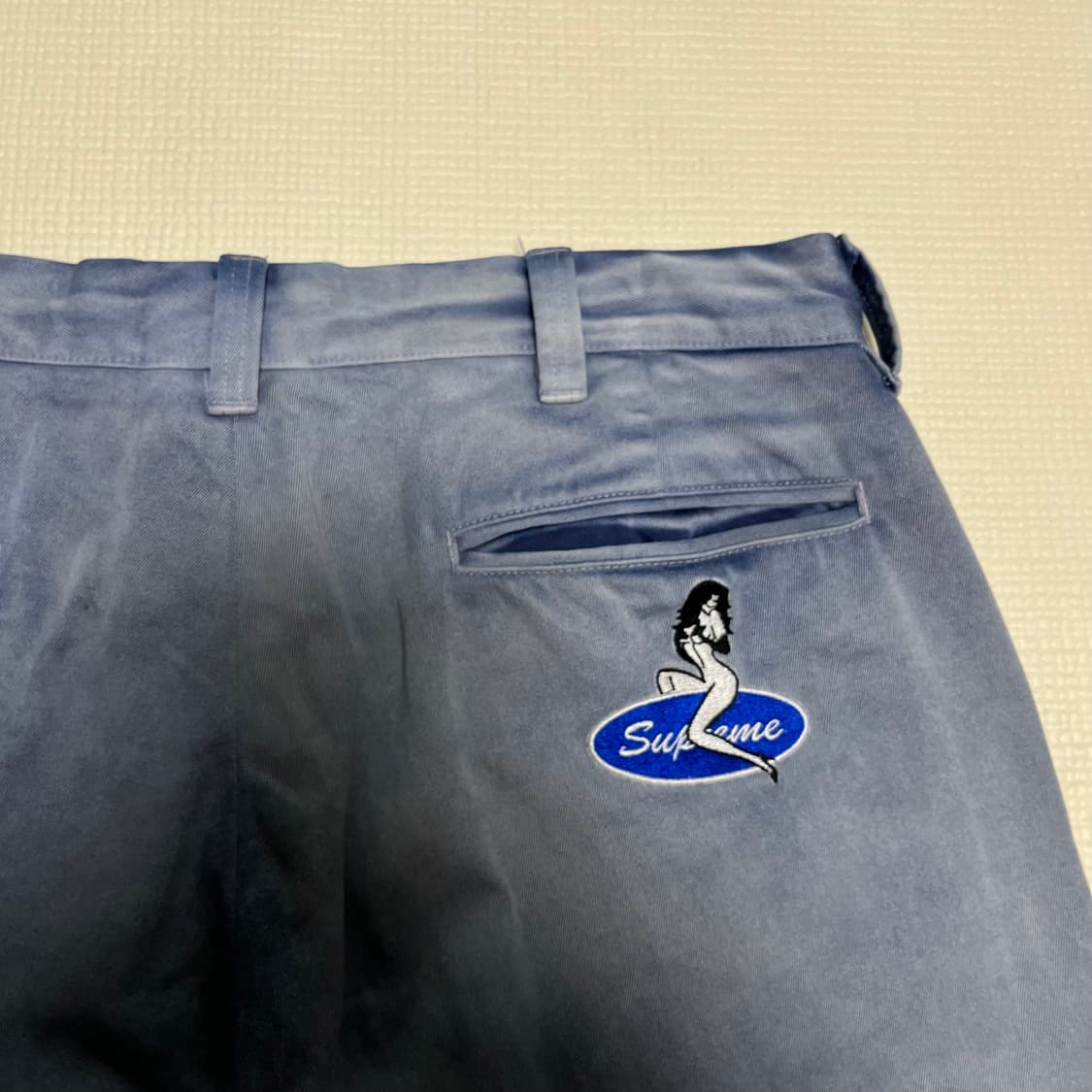 슈프림 핀업걸 치노 팬츠 워시드 네이비 상품이미지1