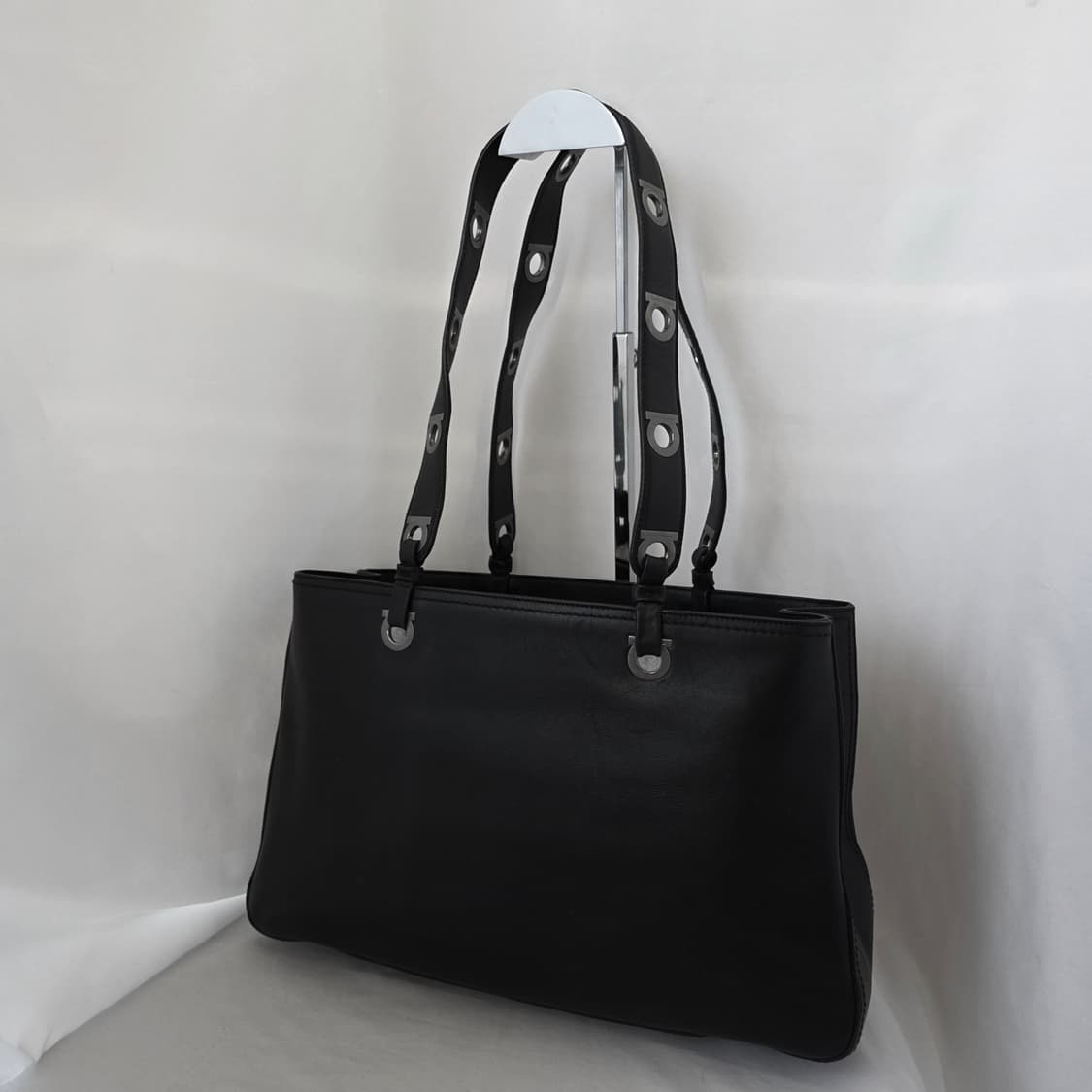 [정품 Ferragamo] 페레가모 빈티지 간치니버클 레더 숄더백 쇼퍼백 상품이미지1