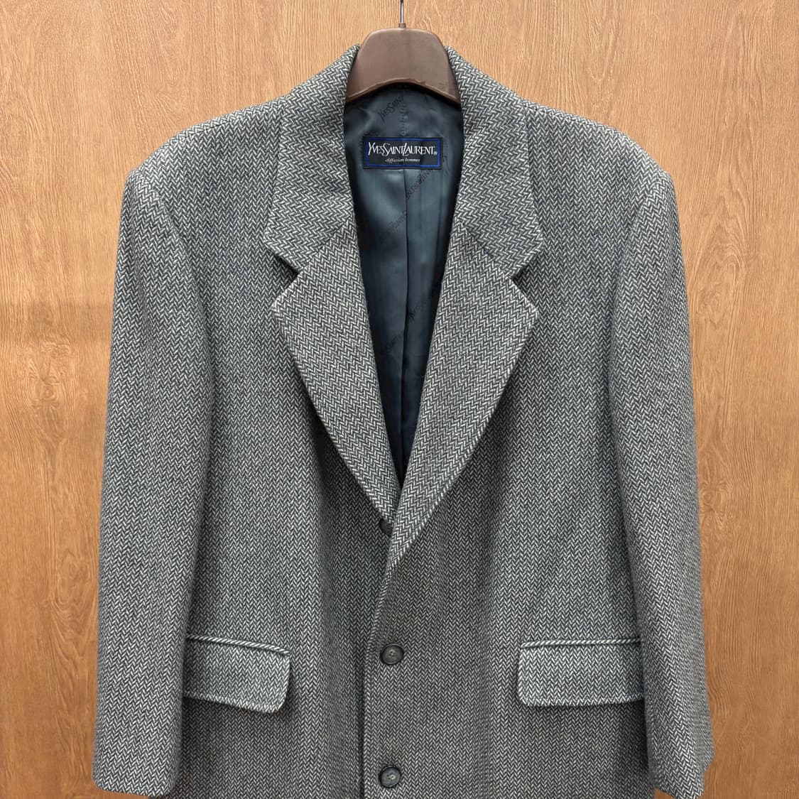  입생로랑 헤링본 테일러드 롱 코트 노치드 라펠 쓰리 버튼 디테일 그레이 상품이미지4