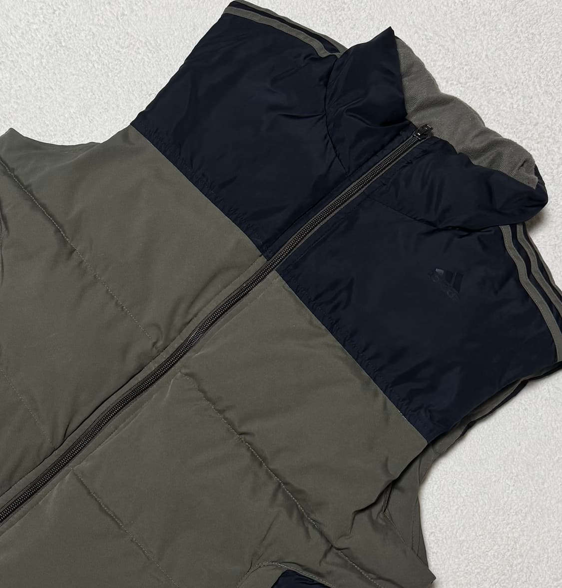 아디다스 카키 블랙 조끼 패딩  상품이미지5