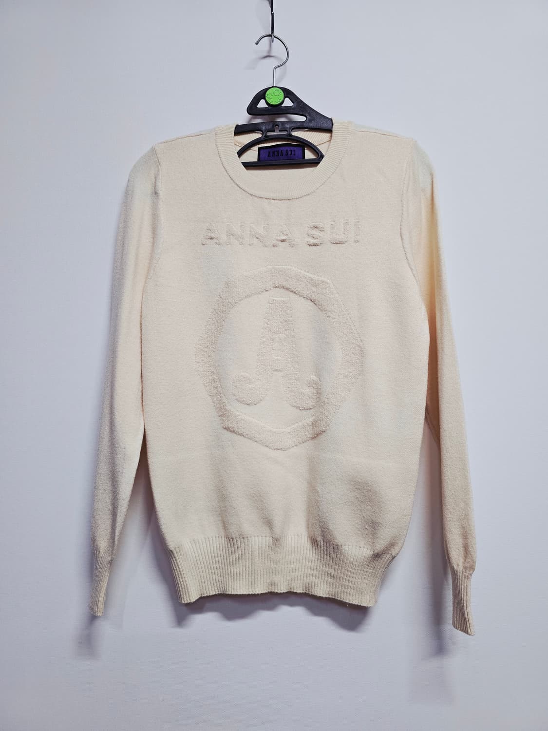 안나수이 아이보리 로고 엠보 니트 상품이미지1