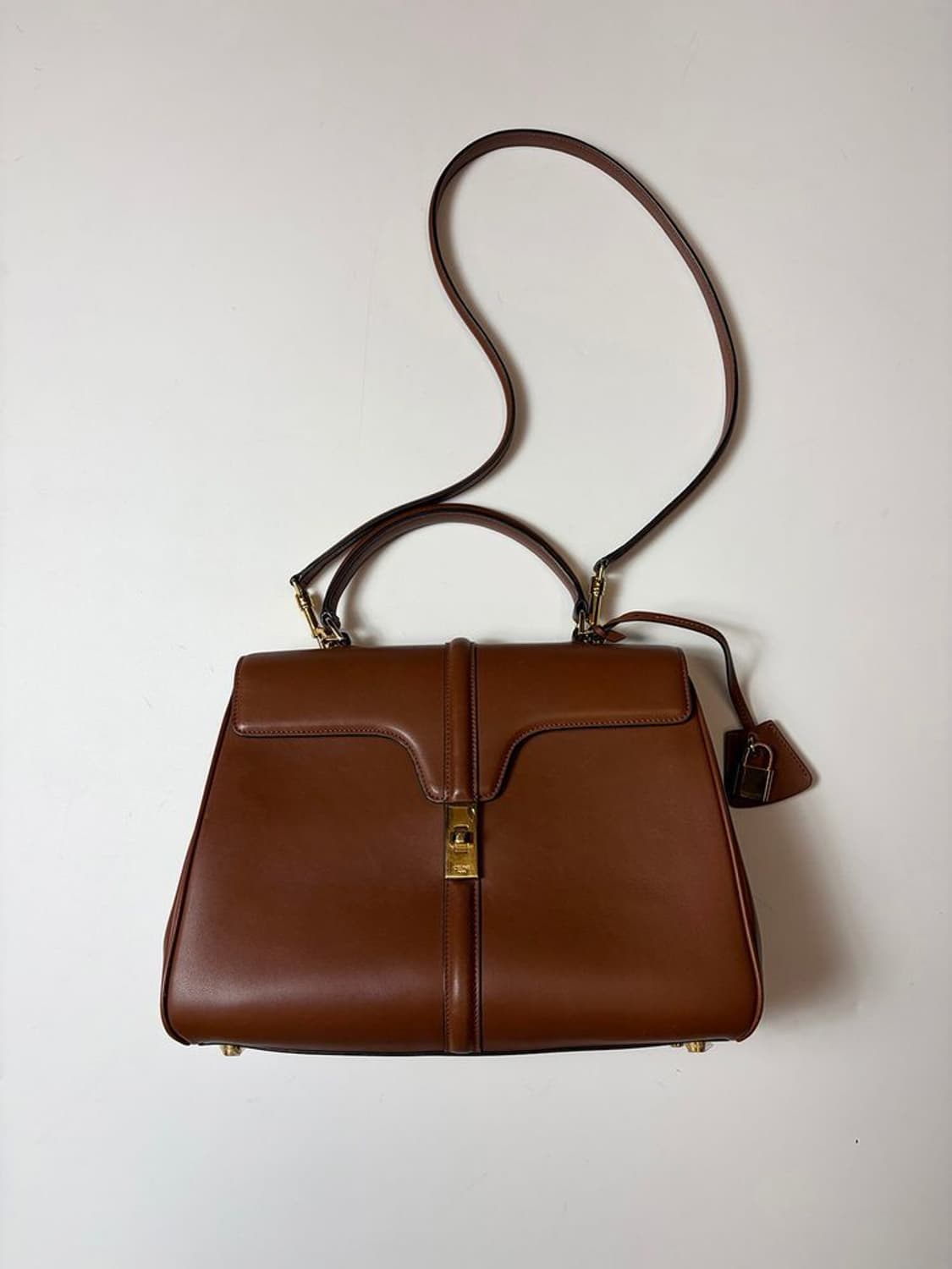 셀린느 클래식 16 백 내추럴 미디움 카프스킨 탠 숄더백 Q1529 상품이미지1