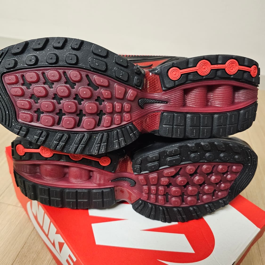 285 새제품) 나이키 에어맥스 Dn 에센셜 블랙 브라이트 크림슨 나코탭 상품이미지4