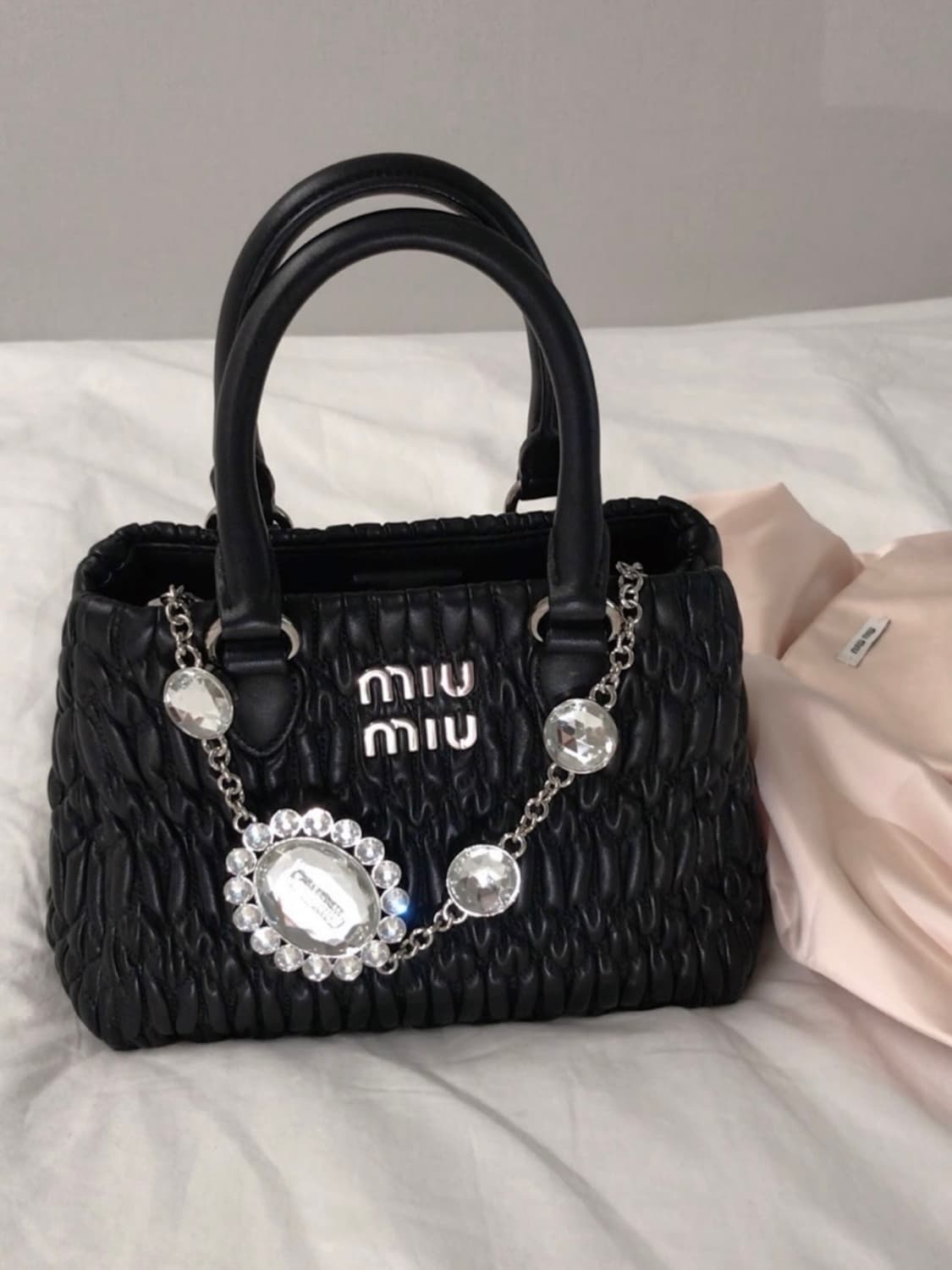 미우미우 크리스탈 핸드백 상품이미지1