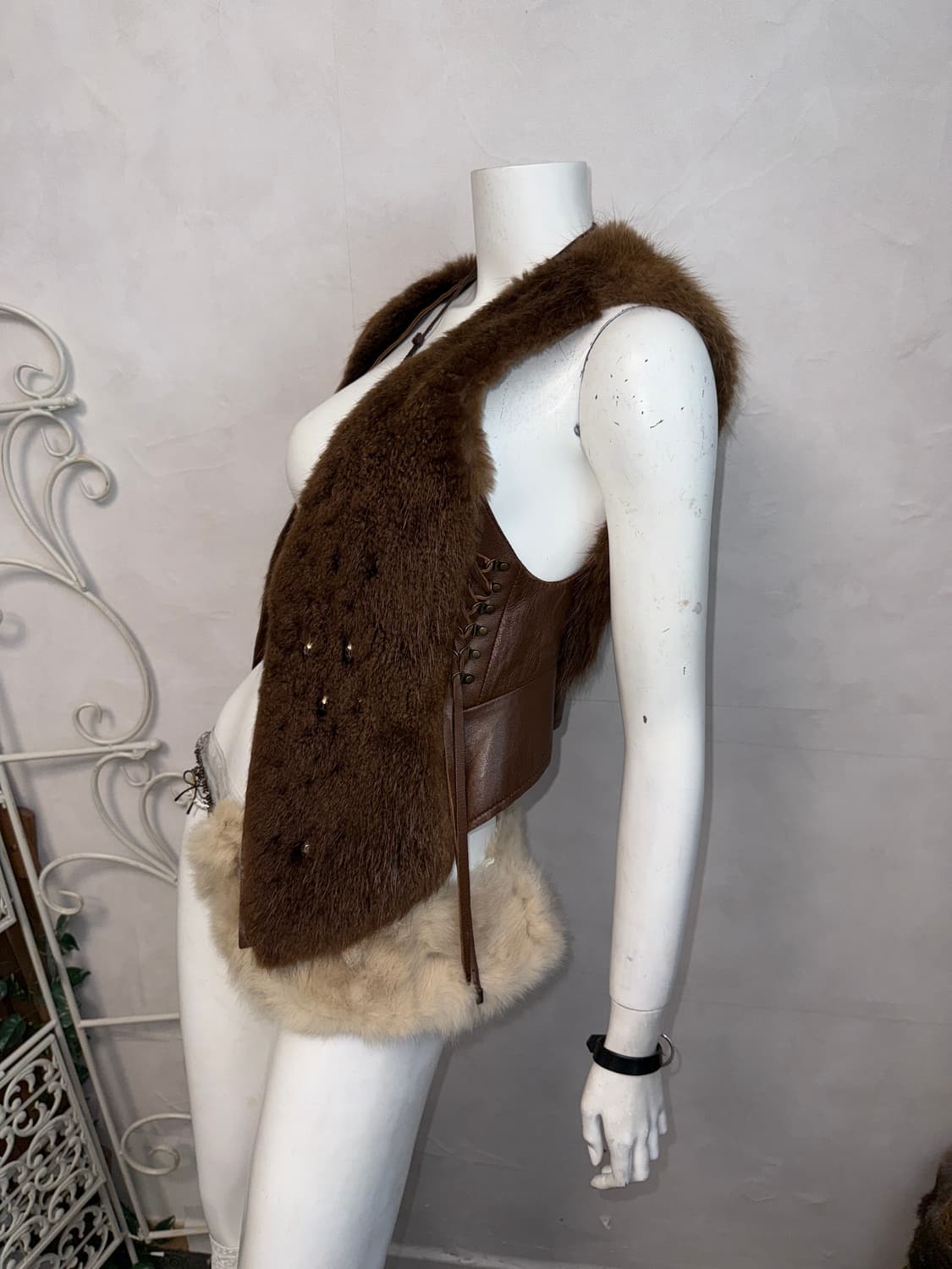 Brown  fur western stud laceup vest 상품이미지4