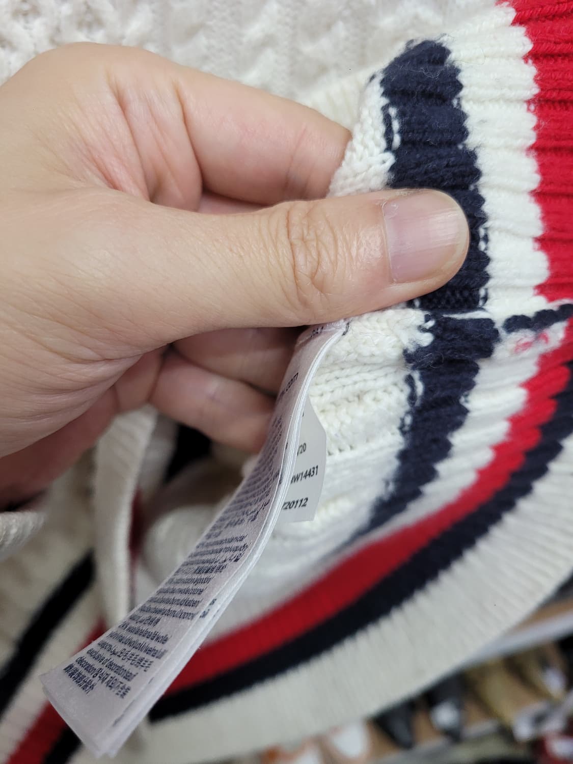 타미힐피거 V넥 케이블 니트 스웨터 아이보리 상품이미지4