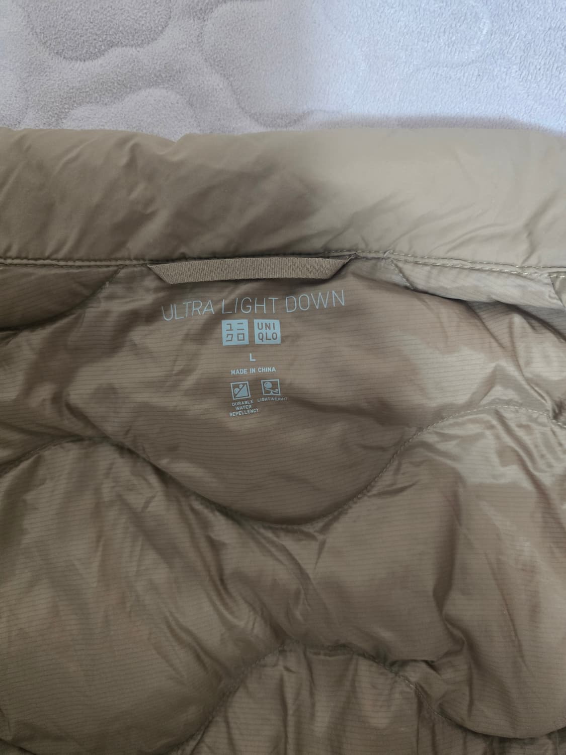 유니클로 울트라라이트다운 웨이브 퀄트 경량패딩

L 상품이미지5