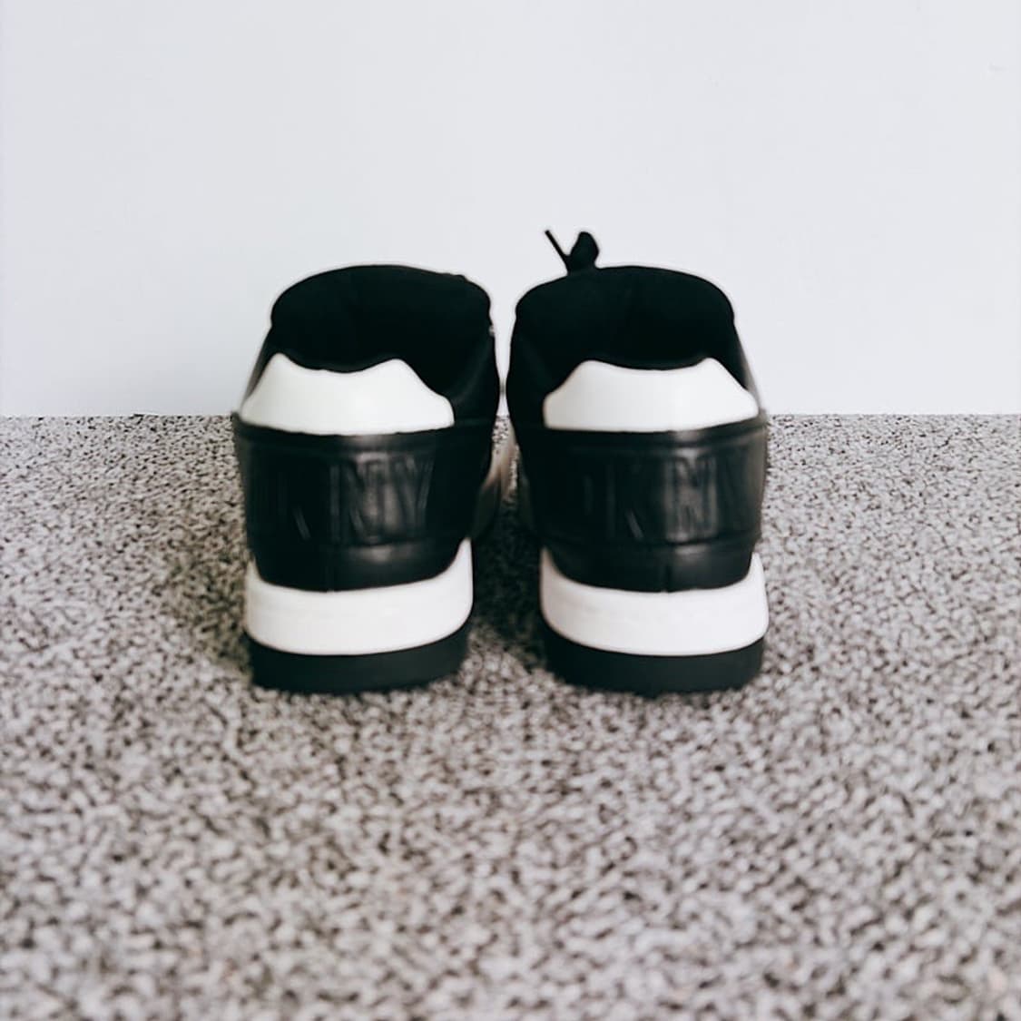 (정품/새상품) DKNY 공용 화이트 블랙 범고래 스니커즈 상품이미지5
