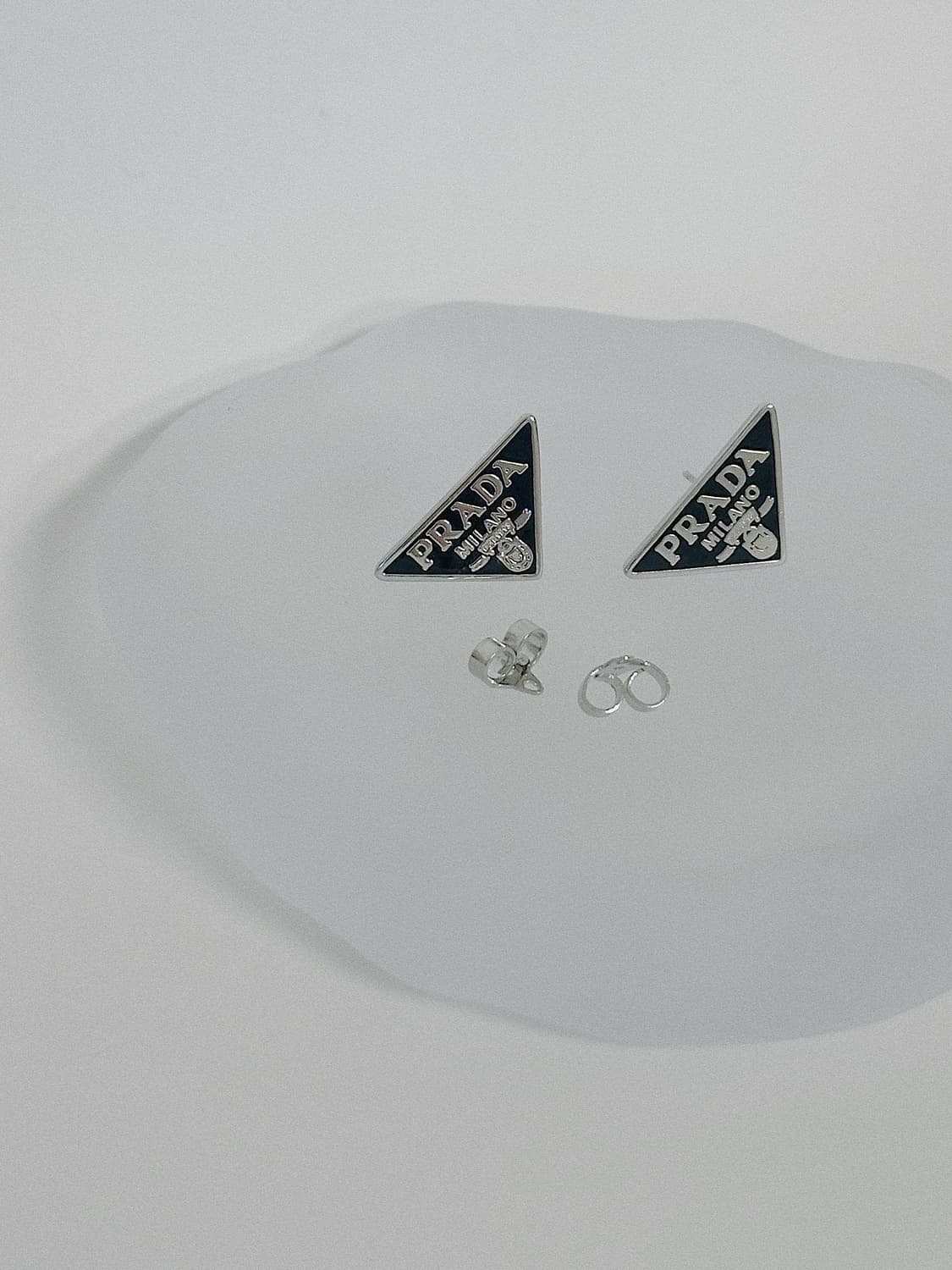 프라다 삼각로고 블랙 업사이클링 귀걸이 상품이미지3