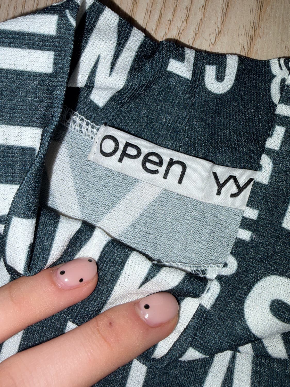OPEN YY Slogan Graphic Top – Black 상품이미지4