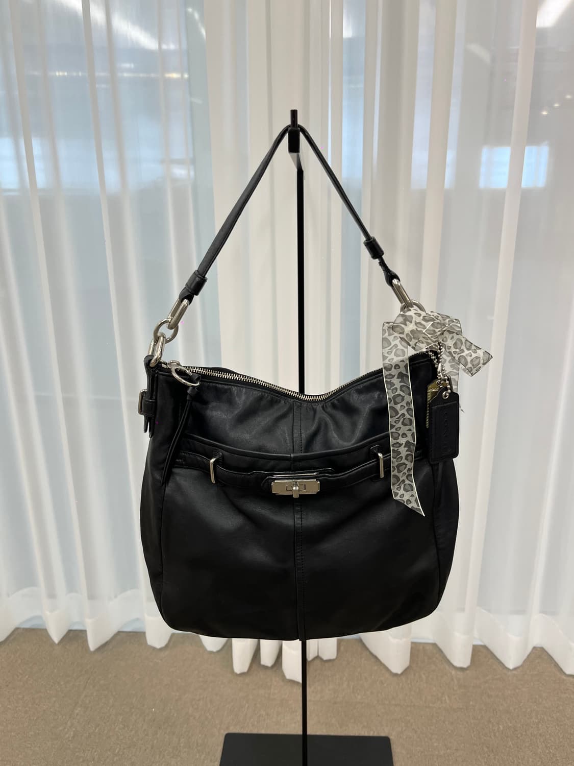 Coach Black Paper Shoulder Bag 상품이미지3