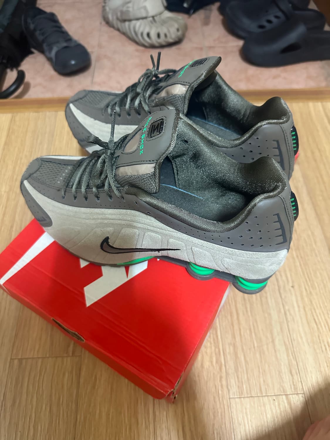 나이키 샥스 올리브 상품이미지4