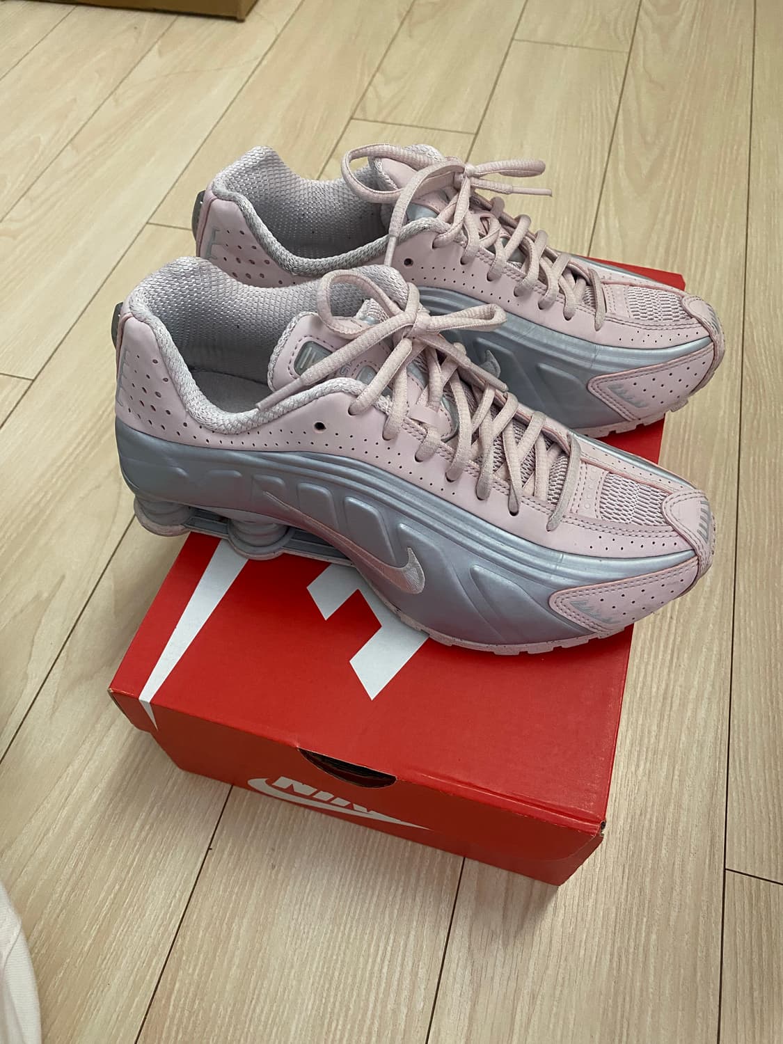 (W) 나이키 샥스 R4 베얼리 로즈 메탈릭 플래티넘 상품이미지1