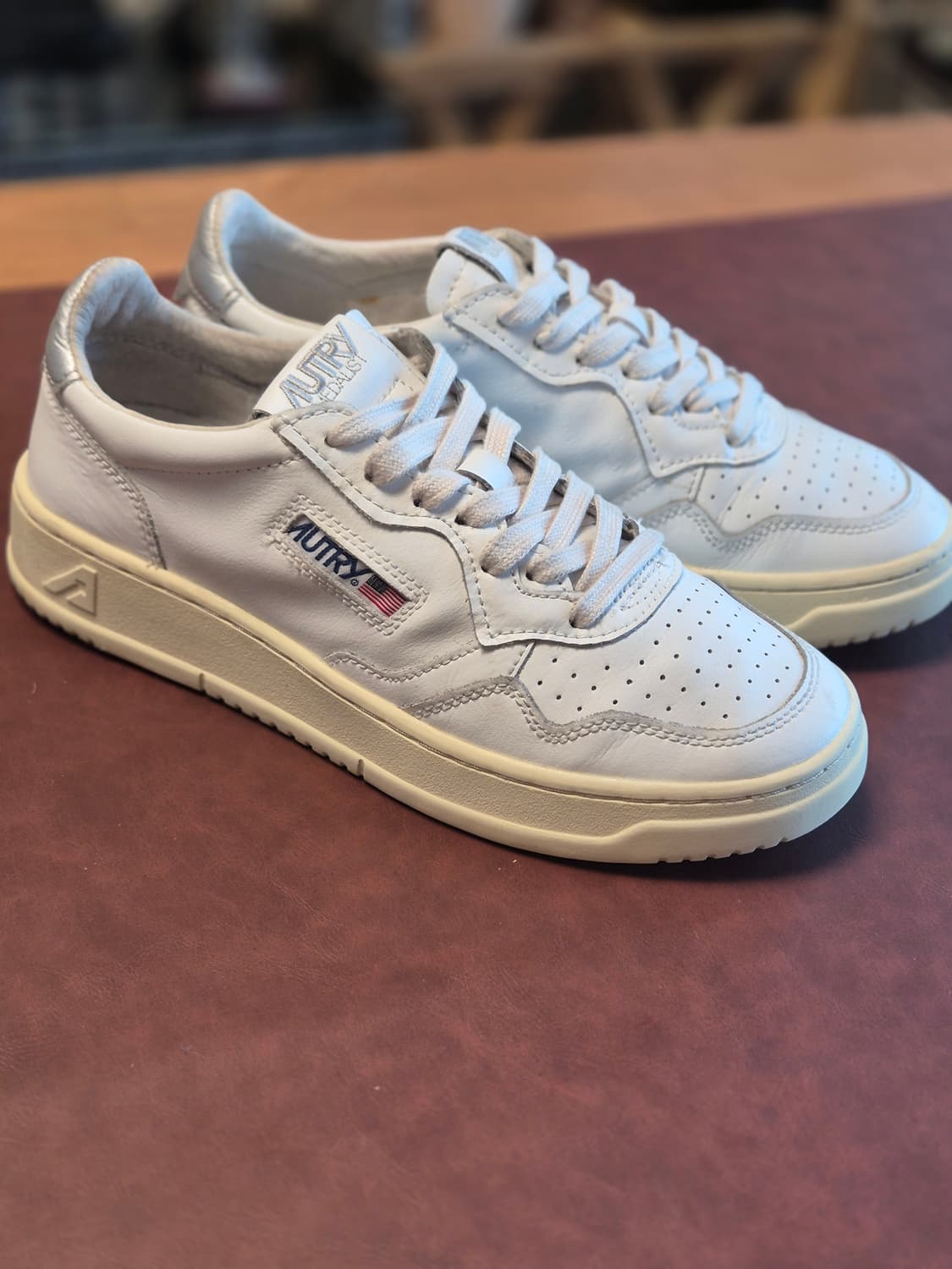 255-260(40)오트리 메달리스트 로우 스니커 상품이미지1