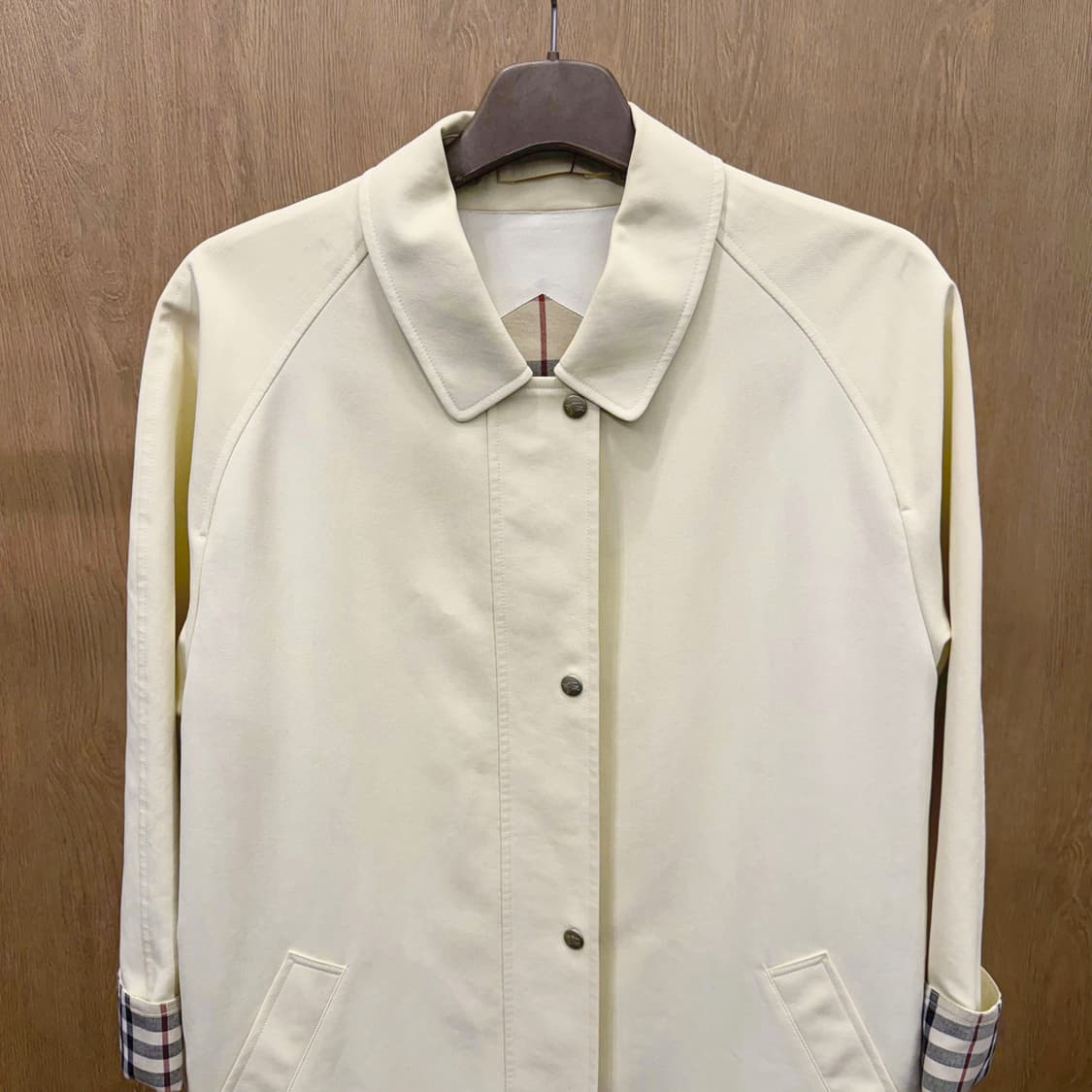 버버리 런던 싱글 맥코트 히든 지퍼 노바 체크 안감 레귤러핏 아이보리 상품이미지4
