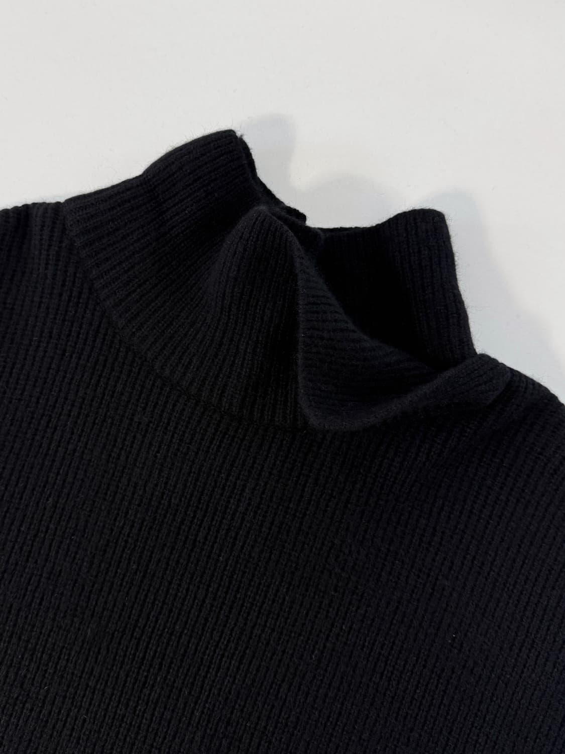 우영미 21fw 오버사이즈 레더 스퀘어 폴라넥 울 니트 상품이미지6