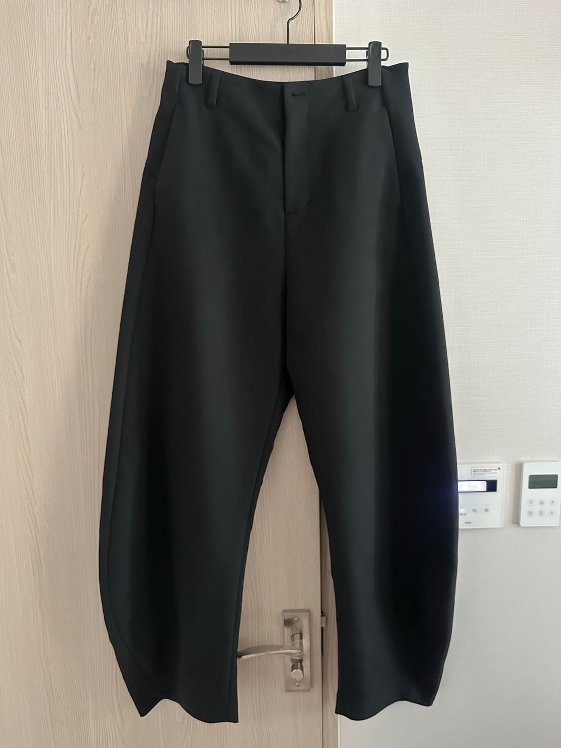 아모멘토 25ss 커브드 실루엣 팬츠 m 상품이미지1