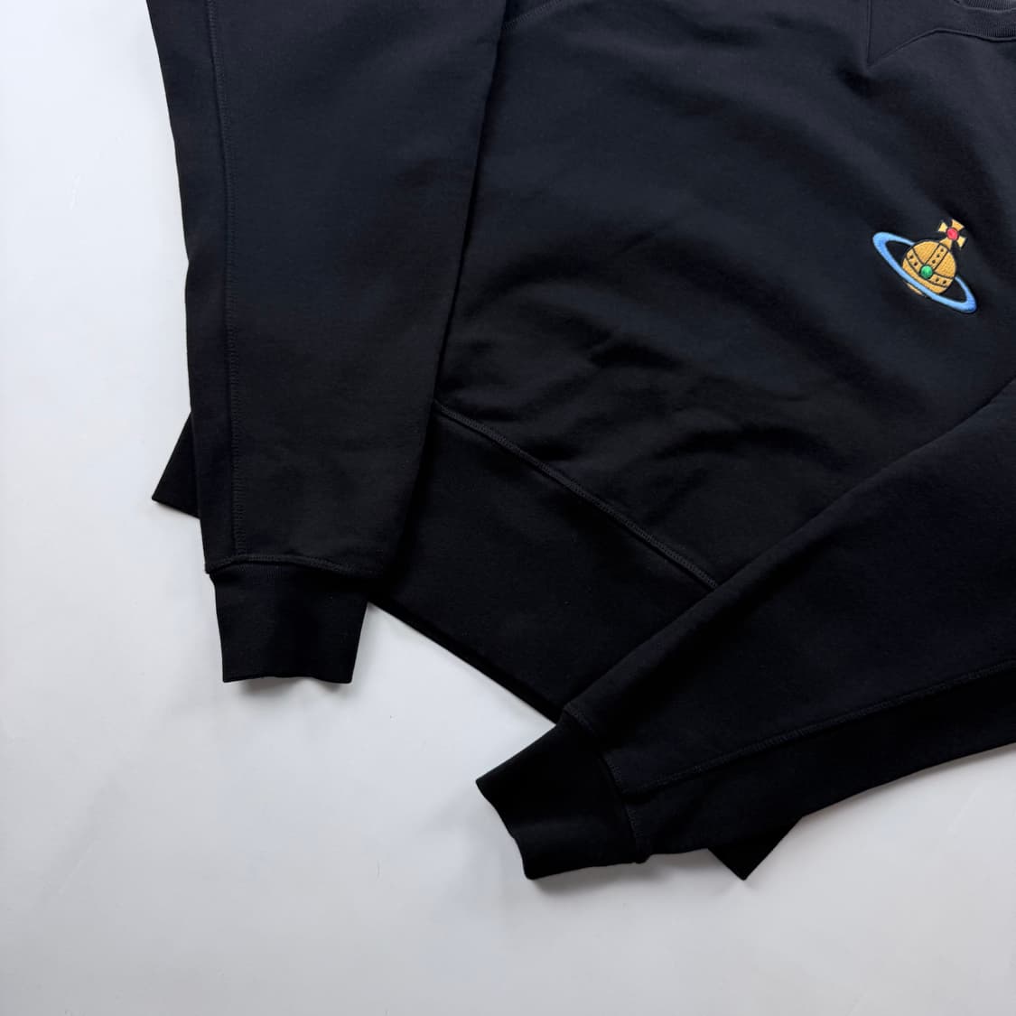 비비안웨스트우드 ORB 자수로고 크롭 맨투맨 상품이미지4